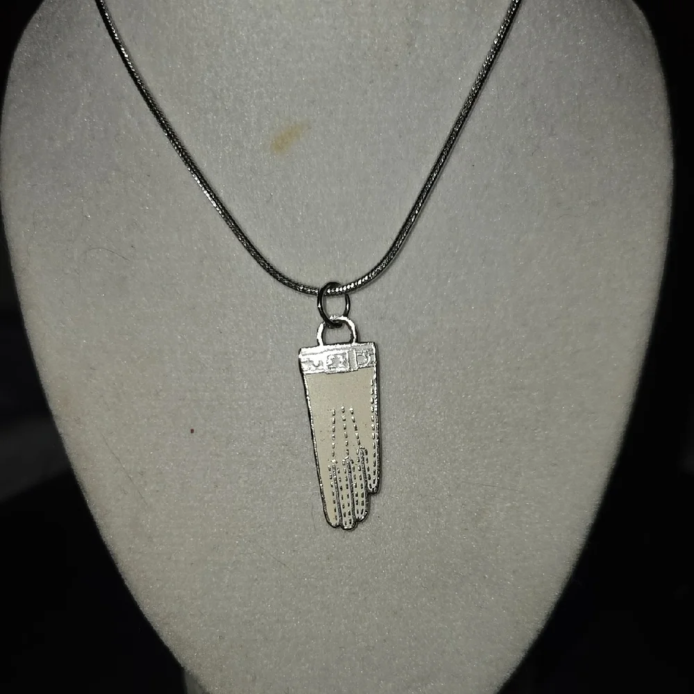 Coach White Glove Pendent On A 18" Silver Chain - Picture 1 of 3